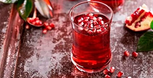 zumo de granada mollar Granavida® en vaso con hielo