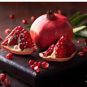 Granada mollar fresca lista para comprar con granos jugosos y saludables.