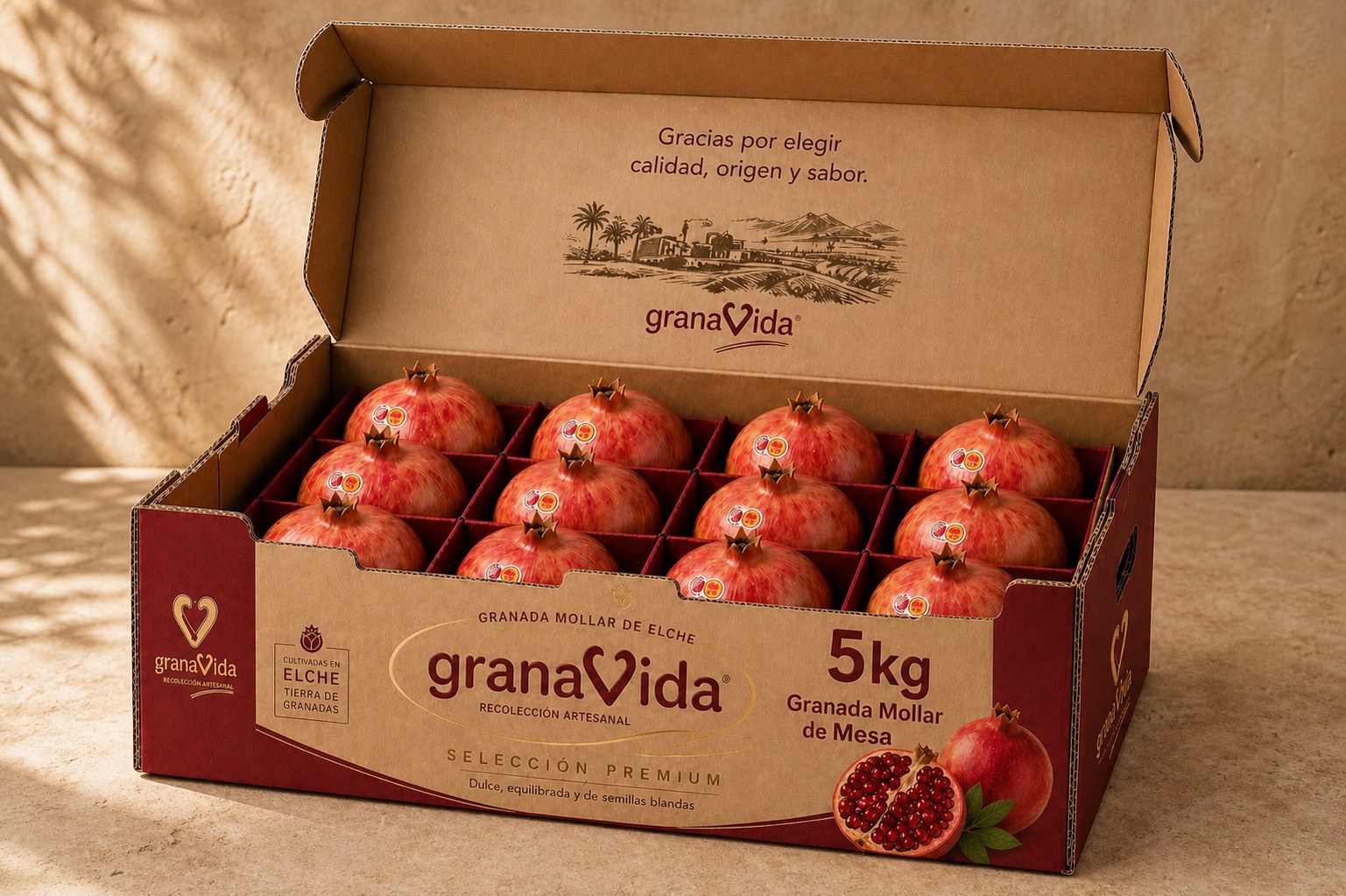 Caja de 5 kg de Granada Mollar de Elche Granavida sobre fondo cálido