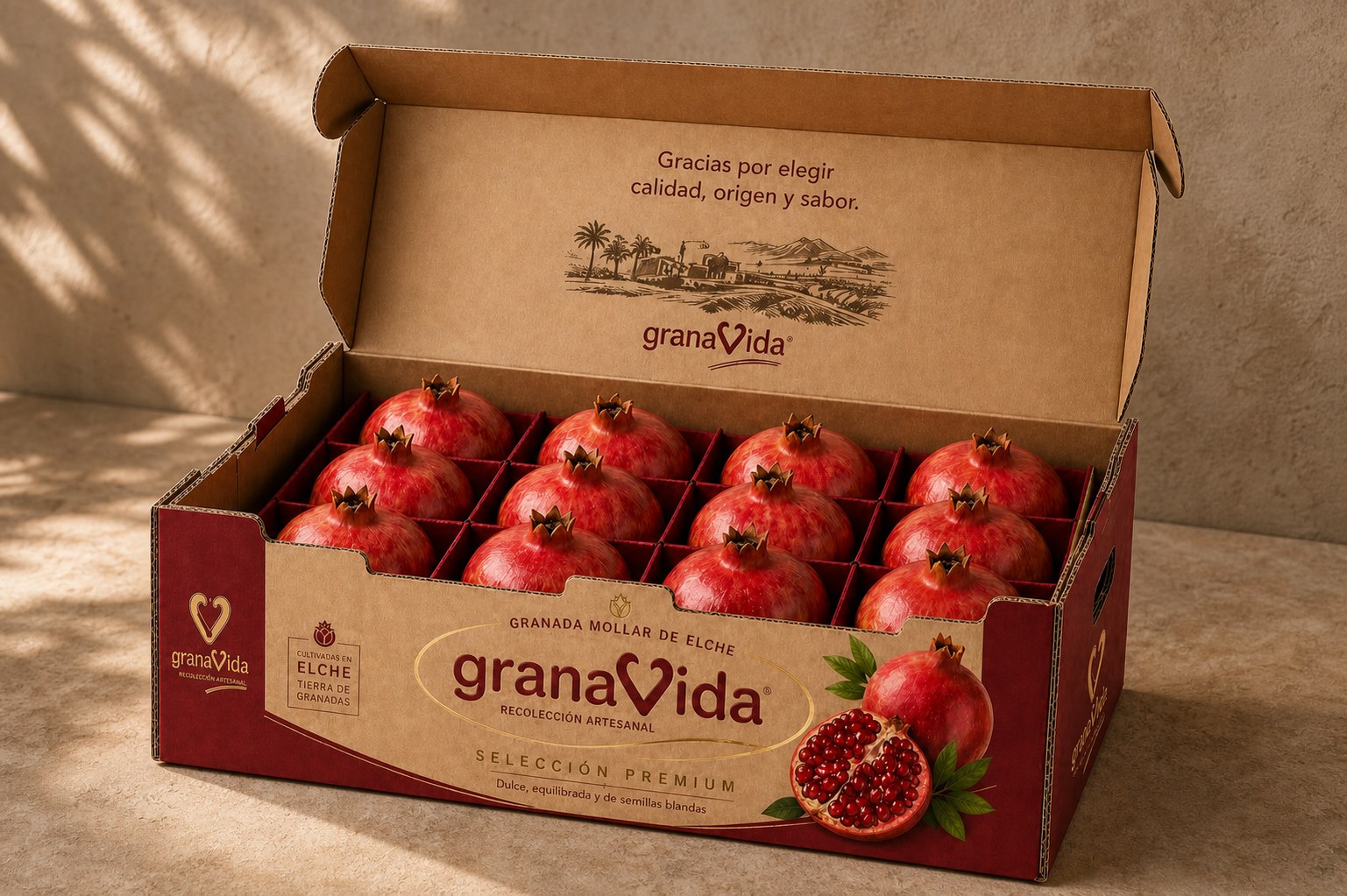 Caja abierta de Granada Mollar de Elche Granavida sobre fondo cálido mediterráneo